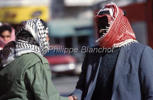 jordanie 36.JPG - Hommes portant le keffieh palestinien et jordanienAmman, Jordanie